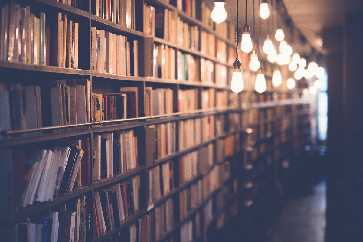 Libros en una biblioteca